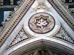 Францисканский символ на фасаде базилики Санта-Кроче (Флоренция)