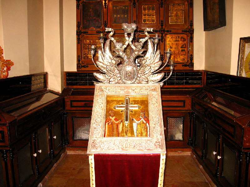 Самая большая из известных частей Животворящего Креста (православная сокровищница рядом с Голгофой, Храм Гроба Господня)